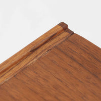 チーク材を使用したスウェーデン製のディスプレイシェルフです。上段は収納力のある可動棚付きのオープンスペース、下段には引き出し4杯と扉収納が備えられており、実用性とデザイン性を兼ね備えた構成です。シンプルな取手の意匠や直線的な脚部が北欧家具らしい洗練を感じさせ、経年により深みを増したチークの色合いが空間に温かみを与えます。リビングや書斎での本や雑貨の収納・展示におすすめのビンテージアイテムです。