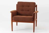 デンマークを代表する女性デザイナー、Grete Jalk(グレーテ・ヤルク)によって手掛けられ、France & Son(フランス&サン)社より製造されたModel 168のシングルソファです。フレームには上質なチーク材が使用され、背面の3本の支柱が美しいバランスで構成されており、構造美と快適性を両立した一脚です。程よく傾斜のついた背もたれと肉厚なクッションが体をしっかりと支え、長時間でも快適に過ごせます。背もたれのクッションはスプリングが内包されており、座面はスプリング無しのウレタンのみの構造となります。北欧ビンテージ家具ならではの温かみと洗練されたデザインは、リビングや書斎に落ち着きのあるアクセントとして最適です。