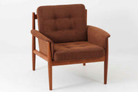 デンマークを代表する女性デザイナー、Grete Jalk(グレーテ・ヤルク)によって手掛けられ、France & Son(フランス&サン)社より製造されたModel 168のシングルソファです。フレームには上質なチーク材が使用され、背面の3本の支柱が美しいバランスで構成されており、構造美と快適性を両立した一脚です。程よく傾斜のついた背もたれと肉厚なクッションが体をしっかりと支え、長時間でも快適に過ごせます。背もたれのクッションはスプリングが内包されており、座面はスプリング無しのウレタンのみの構造となります。北欧ビンテージ家具ならではの温かみと洗練されたデザインは、リビングや書斎に落ち着きのあるアクセントとして最適です。