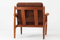 デンマークを代表する女性デザイナー、Grete Jalk(グレーテ・ヤルク)によって手掛けられ、France & Son(フランス&サン)社より製造されたModel 168のシングルソファです。フレームには上質なチーク材が使用され、背面の3本の支柱が美しいバランスで構成されており、構造美と快適性を両立した一脚です。程よく傾斜のついた背もたれと肉厚なクッションが体をしっかりと支え、長時間でも快適に過ごせます。背もたれのクッションはスプリングが内包されており、座面はスプリング無しのウレタンのみの構造となります。北欧ビンテージ家具ならではの温かみと洗練されたデザインは、リビングや書斎に落ち着きのあるアクセントとして最適です。