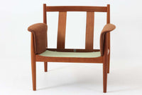 デンマークを代表する女性デザイナー、Grete Jalk(グレーテ・ヤルク)によって手掛けられ、France & Son(フランス&サン)社より製造されたModel 168のシングルソファです。フレームには上質なチーク材が使用され、背面の3本の支柱が美しいバランスで構成されており、構造美と快適性を両立した一脚です。程よく傾斜のついた背もたれと肉厚なクッションが体をしっかりと支え、長時間でも快適に過ごせます。背もたれのクッションはスプリングが内包されており、座面はスプリング無しのウレタンのみの構造となります。北欧ビンテージ家具ならではの温かみと洗練されたデザインは、リビングや書斎に落ち着きのあるアクセントとして最適です。