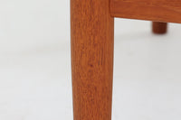 デンマークを代表する女性デザイナー、Grete Jalk(グレーテ・ヤルク)によって手掛けられ、France & Son(フランス&サン)社より製造されたModel 168のシングルソファです。フレームには上質なチーク材が使用され、背面の3本の支柱が美しいバランスで構成されており、構造美と快適性を両立した一脚です。程よく傾斜のついた背もたれと肉厚なクッションが体をしっかりと支え、長時間でも快適に過ごせます。背もたれのクッションはスプリングが内包されており、座面はスプリング無しのウレタンのみの構造となります。北欧ビンテージ家具ならではの温かみと洗練されたデザインは、リビングや書斎に落ち着きのあるアクセントとして最適です。