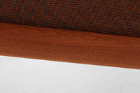 デンマークを代表する女性デザイナー、Grete Jalk(グレーテ・ヤルク)によって手掛けられ、France & Son(フランス&サン)社より製造されたModel 168のシングルソファです。フレームには上質なチーク材が使用され、背面の3本の支柱が美しいバランスで構成されており、構造美と快適性を両立した一脚です。程よく傾斜のついた背もたれと肉厚なクッションが体をしっかりと支え、長時間でも快適に過ごせます。背もたれのクッションはスプリングが内包されており、座面はスプリング無しのウレタンのみの構造となります。北欧ビンテージ家具ならではの温かみと洗練されたデザインは、リビングや書斎に落ち着きのあるアクセントとして最適です。