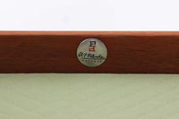 デンマークを代表する女性デザイナー、Grete Jalk(グレーテ・ヤルク)によって手掛けられ、France & Son(フランス&サン)社より製造されたModel 168のシングルソファです。フレームには上質なチーク材が使用され、背面の3本の支柱が美しいバランスで構成されており、構造美と快適性を両立した一脚です。程よく傾斜のついた背もたれと肉厚なクッションが体をしっかりと支え、長時間でも快適に過ごせます。背もたれのクッションはスプリングが内包されており、座面はスプリング無しのウレタンのみの構造となります。北欧ビンテージ家具ならではの温かみと洗練されたデザインは、リビングや書斎に落ち着きのあるアクセントとして最適です。