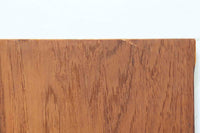 スウェーデン製のビンテージブックシェルフ。本体にはチーク材、脚部と幕板にはビーチ材を使用し、素材のコントラストが柔らかで落ち着いた印象を与えます。直線的でシンプルなフォルムながら、ジョイント部の細かい造りが視覚的なアクセントとなっており、程よい存在感を持っています。奥行き27cmと薄型ながら収納力に優れ、書籍や雑貨、コレクションのディスプレイにも最適です。リビングや書斎はもちろん、寝室など様々なシーンで活用できる一台です。