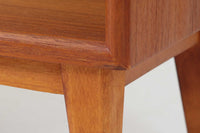 スウェーデン製のビンテージブックシェルフ。本体にはチーク材、脚部と幕板にはビーチ材を使用し、素材のコントラストが柔らかで落ち着いた印象を与えます。直線的でシンプルなフォルムながら、ジョイント部の細かい造りが視覚的なアクセントとなっており、程よい存在感を持っています。奥行き27cmと薄型ながら収納力に優れ、書籍や雑貨、コレクションのディスプレイにも最適です。リビングや書斎はもちろん、寝室など様々なシーンで活用できる一台です。