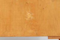 スウェーデン製のビンテージブックシェルフ。本体にはチーク材、脚部と幕板にはビーチ材を使用し、素材のコントラストが柔らかで落ち着いた印象を与えます。直線的でシンプルなフォルムながら、ジョイント部の細かい造りが視覚的なアクセントとなっており、程よい存在感を持っています。奥行き27cmと薄型ながら収納力に優れ、書籍や雑貨、コレクションのディスプレイにも最適です。リビングや書斎はもちろん、寝室など様々なシーンで活用できる一台です。