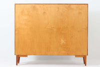 スウェーデン製のビンテージブックシェルフ。本体にはチーク材、脚部と幕板にはビーチ材を使用し、素材のコントラストが柔らかで落ち着いた印象を与えます。直線的でシンプルなフォルムながら、ジョイント部の細かい造りが視覚的なアクセントとなっており、程よい存在感を持っています。奥行き27cmと薄型ながら収納力に優れ、書籍や雑貨、コレクションのディスプレイにも最適です。リビングや書斎はもちろん、寝室など様々なシーンで活用できる一台です。