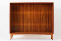 スウェーデン製のビンテージブックシェルフ。本体にはチーク材、脚部と幕板にはビーチ材を使用し、素材のコントラストが柔らかで落ち着いた印象を与えます。直線的でシンプルなフォルムながら、ジョイント部の細かい造りが視覚的なアクセントとなっており、程よい存在感を持っています。奥行き27cmと薄型ながら収納力に優れ、書籍や雑貨、コレクションのディスプレイにも最適です。リビングや書斎はもちろん、寝室など様々なシーンで活用できる一台です。