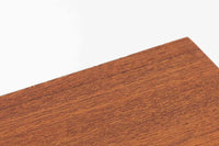 スウェーデン製のビンテージブックシェルフ。本体にはチーク材、脚部と幕板にはビーチ材を使用し、素材のコントラストが柔らかで落ち着いた印象を与えます。直線的でシンプルなフォルムながら、ジョイント部の細かい造りが視覚的なアクセントとなっており、程よい存在感を持っています。奥行き27cmと薄型ながら収納力に優れ、書籍や雑貨、コレクションのディスプレイにも最適です。リビングや書斎はもちろん、寝室など様々なシーンで活用できる一台です。