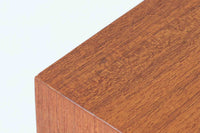 スウェーデン製のビンテージブックシェルフ。本体にはチーク材、脚部と幕板にはビーチ材を使用し、素材のコントラストが柔らかで落ち着いた印象を与えます。直線的でシンプルなフォルムながら、ジョイント部の細かい造りが視覚的なアクセントとなっており、程よい存在感を持っています。奥行き27cmと薄型ながら収納力に優れ、書籍や雑貨、コレクションのディスプレイにも最適です。リビングや書斎はもちろん、寝室など様々なシーンで活用できる一台です。