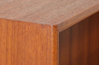 スウェーデン製のビンテージブックシェルフ。本体にはチーク材、脚部と幕板にはビーチ材を使用し、素材のコントラストが柔らかで落ち着いた印象を与えます。直線的でシンプルなフォルムながら、ジョイント部の細かい造りが視覚的なアクセントとなっており、程よい存在感を持っています。奥行き27cmと薄型ながら収納力に優れ、書籍や雑貨、コレクションのディスプレイにも最適です。リビングや書斎はもちろん、寝室など様々なシーンで活用できる一台です。