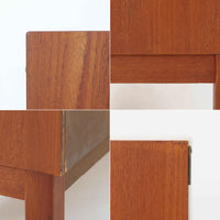 Nils JonssonがTroeds社のためにデザインした「Domi Monté」モデルのディスプレイシェルフ。チーク材を贅沢に使用し、温かみのある木肌と洗練されたフォルムが魅力の一台です。上部には高さ調整が可能な可動棚が8枚備わり、本やオブジェのディスプレイに柔軟に対応。下部には扉付き収納と仕切り付きの引き出しが配されており、実用性にも優れます。背面にはTroeds社の刻印が残されており、スウェーデン製ビンテージ家具としての確かな出自を物語ります。空間に落ち着きと上質な雰囲気を添える、北欧モダンらしい逸品です。