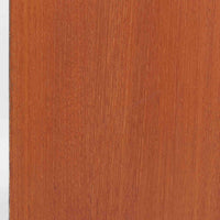 Nils JonssonがTroeds社のためにデザインした「Domi Monté」モデルのディスプレイシェルフ。チーク材を贅沢に使用し、温かみのある木肌と洗練されたフォルムが魅力の一台です。上部には高さ調整が可能な可動棚が8枚備わり、本やオブジェのディスプレイに柔軟に対応。下部には扉付き収納と仕切り付きの引き出しが配されており、実用性にも優れます。背面にはTroeds社の刻印が残されており、スウェーデン製ビンテージ家具としての確かな出自を物語ります。空間に落ち着きと上質な雰囲気を添える、北欧モダンらしい逸品です。