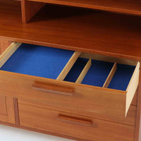 Nils JonssonがTroeds社のためにデザインした「Domi Monté」モデルのディスプレイシェルフ。チーク材を贅沢に使用し、温かみのある木肌と洗練されたフォルムが魅力の一台です。上部には高さ調整が可能な可動棚が8枚備わり、本やオブジェのディスプレイに柔軟に対応。下部には扉付き収納と仕切り付きの引き出しが配されており、実用性にも優れます。背面にはTroeds社の刻印が残されており、スウェーデン製ビンテージ家具としての確かな出自を物語ります。空間に落ち着きと上質な雰囲気を添える、北欧モダンらしい逸品です。