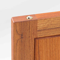 Nils JonssonがTroeds社のためにデザインした「Domi Monté」モデルのディスプレイシェルフ。チーク材を贅沢に使用し、温かみのある木肌と洗練されたフォルムが魅力の一台です。上部には高さ調整が可能な可動棚が8枚備わり、本やオブジェのディスプレイに柔軟に対応。下部には扉付き収納と仕切り付きの引き出しが配されており、実用性にも優れます。背面にはTroeds社の刻印が残されており、スウェーデン製ビンテージ家具としての確かな出自を物語ります。空間に落ち着きと上質な雰囲気を添える、北欧モダンらしい逸品です。