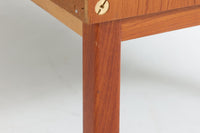 スウェーデンの老舗家具メーカーBodafors社によって製造されたヴィンテージのディスプレイシェルフ。デザインを手がけたのはスウェーデンのデザイナー、Bertil Fridhagen。上部はスライド式のガラス扉と引き出し収納を備え、下部にはチーク材のスライド扉を組み合わせた実用性の高い構成です。グリーンの背板がアクセントとなり、飾るものを引き立てながら、空間に柔らかな彩りを添えます。細部のディテールにも北欧らしい丁寧な作り込みが感じられ、使い勝手と美しさが調和した一台。リビングでのディスプレイ収納としてはもちろん、食器棚や書棚など多目的に活躍します。