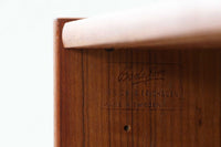 スウェーデンの老舗家具メーカーBodafors社によって製造されたヴィンテージのディスプレイシェルフ。デザインを手がけたのはスウェーデンのデザイナー、Bertil Fridhagen。上部はスライド式のガラス扉と引き出し収納を備え、下部にはチーク材のスライド扉を組み合わせた実用性の高い構成です。グリーンの背板がアクセントとなり、飾るものを引き立てながら、空間に柔らかな彩りを添えます。細部のディテールにも北欧らしい丁寧な作り込みが感じられ、使い勝手と美しさが調和した一台。リビングでのディスプレイ収納としてはもちろん、食器棚や書棚など多目的に活躍します。