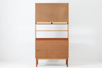 スウェーデンの老舗家具メーカーBodafors社によって製造されたヴィンテージのディスプレイシェルフ。デザインを手がけたのはスウェーデンのデザイナー、Bertil Fridhagen。上部はスライド式のガラス扉と引き出し収納を備え、下部にはチーク材のスライド扉を組み合わせた実用性の高い構成です。グリーンの背板がアクセントとなり、飾るものを引き立てながら、空間に柔らかな彩りを添えます。細部のディテールにも北欧らしい丁寧な作り込みが感じられ、使い勝手と美しさが調和した一台。リビングでのディスプレイ収納としてはもちろん、食器棚や書棚など多目的に活躍します。