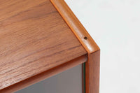 スウェーデンの老舗家具メーカーBodafors社によって製造されたヴィンテージのディスプレイシェルフ。デザインを手がけたのはスウェーデンのデザイナー、Bertil Fridhagen。上部はスライド式のガラス扉と引き出し収納を備え、下部にはチーク材のスライド扉を組み合わせた実用性の高い構成です。グリーンの背板がアクセントとなり、飾るものを引き立てながら、空間に柔らかな彩りを添えます。細部のディテールにも北欧らしい丁寧な作り込みが感じられ、使い勝手と美しさが調和した一台。リビングでのディスプレイ収納としてはもちろん、食器棚や書棚など多目的に活躍します。