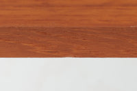 スウェーデンの老舗家具メーカーBodafors社によって製造されたヴィンテージのディスプレイシェルフ。デザインを手がけたのはスウェーデンのデザイナー、Bertil Fridhagen。上部はスライド式のガラス扉と引き出し収納を備え、下部にはチーク材のスライド扉を組み合わせた実用性の高い構成です。グリーンの背板がアクセントとなり、飾るものを引き立てながら、空間に柔らかな彩りを添えます。細部のディテールにも北欧らしい丁寧な作り込みが感じられ、使い勝手と美しさが調和した一台。リビングでのディスプレイ収納としてはもちろん、食器棚や書棚など多目的に活躍します。