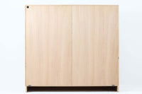 Oresundシリーズのブックシェルフは、ボーエ・モーエンセンのデザインで知られ、その品質の高さが際立つ逸品です。本体にはナチュラルなオーク材、脚部には赤みの強いチーク材が使用され、スウェーデンのKarl Andersson社によって丁寧に作り上げられています。シンプルで洗練されたデザインは、スウェーデンで長く愛されてきた作品であり、どんなインテリアにも調和します。