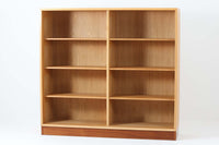 Oresundシリーズのブックシェルフは、ボーエ・モーエンセンのデザインで知られ、その品質の高さが際立つ逸品です。本体にはナチュラルなオーク材、脚部には赤みの強いチーク材が使用され、スウェーデンのKarl Andersson社によって丁寧に作り上げられています。シンプルで洗練されたデザインは、スウェーデンで長く愛されてきた作品であり、どんなインテリアにも調和します。