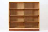 Oresundシリーズのブックシェルフは、ボーエ・モーエンセンのデザインで知られ、その品質の高さが際立つ逸品です。本体にはナチュラルなオーク材、脚部には赤みの強いチーク材が使用され、スウェーデンのKarl Andersson社によって丁寧に作り上げられています。シンプルで洗練されたデザインは、スウェーデンで長く愛されてきた作品であり、どんなインテリアにも調和します。