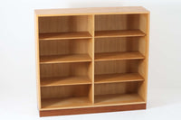 Oresundシリーズのブックシェルフは、ボーエ・モーエンセンのデザインで知られ、その品質の高さが際立つ逸品です。本体にはナチュラルなオーク材、脚部には赤みの強いチーク材が使用され、スウェーデンのKarl Andersson社によって丁寧に作り上げられています。シンプルで洗練されたデザインは、スウェーデンで長く愛されてきた作品であり、どんなインテリアにも調和します。