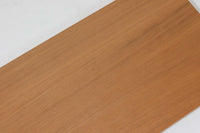 Oresundシリーズのブックシェルフは、ボーエ・モーエンセンのデザインで知られ、その品質の高さが際立つ逸品です。本体にはナチュラルなオーク材、脚部には赤みの強いチーク材が使用され、スウェーデンのKarl Andersson社によって丁寧に作り上げられています。シンプルで洗練されたデザインは、スウェーデンで長く愛されてきた作品であり、どんなインテリアにも調和します。