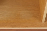 Oresundシリーズのブックシェルフは、ボーエ・モーエンセンのデザインで知られ、その品質の高さが際立つ逸品です。本体にはナチュラルなオーク材、脚部には赤みの強いチーク材が使用され、スウェーデンのKarl Andersson社によって丁寧に作り上げられています。シンプルで洗練されたデザインは、スウェーデンで長く愛されてきた作品であり、どんなインテリアにも調和します。