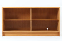 デンマークを代表するデザイナー、Børge mogensen(ボーエ・モーエンセン)によってデザインされた、Karl Andersson(カール・アンダーソン)社製のスモールブックシェルフです。素材には、美しい木目と優れた耐久性を兼ね備えたオーク材を使用しており、ナチュラルで温かみのある佇まいが魅力です。幅134cmと程よいサイズ感で、リビングや書斎、子ども部屋など、さまざまな空間に取り入れやすい仕様となっています。シンプルな構造の中に、モーエンセンらしい実用性と機能美が凝縮されており、背面には配線用の穴も設けられているため、テレビ台やAVボードとしての使用も可能です。実際に前オーナーもAVボードとして使用していた形跡があり、汎用性の高さも魅力のひとつ。北欧デザインの真髄を感じられる、実用性と美しさを兼ね備えた一台です。