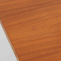 チーク材の天板とオーク材の脚部が美しく調和したこちらの円形エクステンションダイニングテーブルは、デンマーク製ならではの丁寧な仕上げと実用性が魅力の北欧ビンテージ家具です。直径110cmの円形天板は、中央に拡張板を2枚追加することで広々としたオーバル型に変化し、来客時やホームパーティーなどにも柔軟に対応できます。細身のテーパー脚が軽やかな印象を与え、温かみのある木の表情が空間に自然と溶け込む逸品です。