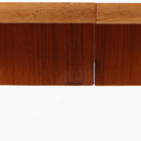 チーク材の天板とオーク材の脚部が美しく調和したこちらの円形エクステンションダイニングテーブルは、デンマーク製ならではの丁寧な仕上げと実用性が魅力の北欧ビンテージ家具です。直径110cmの円形天板は、中央に拡張板を2枚追加することで広々としたオーバル型に変化し、来客時やホームパーティーなどにも柔軟に対応できます。細身のテーパー脚が軽やかな印象を与え、温かみのある木の表情が空間に自然と溶け込む逸品です。