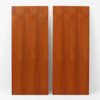 チーク材の天板とオーク材の脚部が美しく調和したこちらの円形エクステンションダイニングテーブルは、デンマーク製ならではの丁寧な仕上げと実用性が魅力の北欧ビンテージ家具です。直径110cmの円形天板は、中央に拡張板を2枚追加することで広々としたオーバル型に変化し、来客時やホームパーティーなどにも柔軟に対応できます。細身のテーパー脚が軽やかな印象を与え、温かみのある木の表情が空間に自然と溶け込む逸品です。