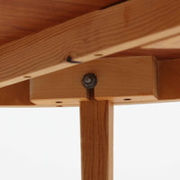 チーク材の天板とオーク材の脚部が美しく調和したこちらの円形エクステンションダイニングテーブルは、デンマーク製ならではの丁寧な仕上げと実用性が魅力の北欧ビンテージ家具です。直径110cmの円形天板は、中央に拡張板を2枚追加することで広々としたオーバル型に変化し、来客時やホームパーティーなどにも柔軟に対応できます。細身のテーパー脚が軽やかな印象を与え、温かみのある木の表情が空間に自然と溶け込む逸品です。