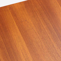 チーク材の天板とオーク材の脚部が美しく調和したこちらの円形エクステンションダイニングテーブルは、デンマーク製ならではの丁寧な仕上げと実用性が魅力の北欧ビンテージ家具です。直径110cmの円形天板は、中央に拡張板を2枚追加することで広々としたオーバル型に変化し、来客時やホームパーティーなどにも柔軟に対応できます。細身のテーパー脚が軽やかな印象を与え、温かみのある木の表情が空間に自然と溶け込む逸品です。