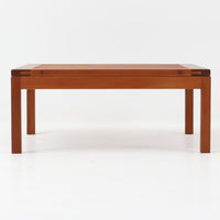 Hans J. Wegnerによってデザインされ、Andreas Tuck社が製造したこちらのセンターテーブルは、希少なチーク無垢材を贅沢に用いた北欧ビンテージ家具です。整然と並ぶスリット状の天板は、軽やかな印象と共に空間に抜け感を与え、視覚的にも機能的にも優れた構造美を感じさせます。幅70cmのコンパクトなサイズ感ながら、素材の質感や精緻な仕上げにウェグナーらしい美意識が宿り、空間に静かな存在感をもたらします。雑誌やトレイを使って工夫することで、リビングや書斎のテーブルとしても十分に活躍します。