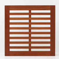 Hans J. Wegnerによってデザインされ、Andreas Tuck社が製造したこちらのセンターテーブルは、希少なチーク無垢材を贅沢に用いた北欧ビンテージ家具です。整然と並ぶスリット状の天板は、軽やかな印象と共に空間に抜け感を与え、視覚的にも機能的にも優れた構造美を感じさせます。幅70cmのコンパクトなサイズ感ながら、素材の質感や精緻な仕上げにウェグナーらしい美意識が宿り、空間に静かな存在感をもたらします。雑誌やトレイを使って工夫することで、リビングや書斎のテーブルとしても十分に活躍します。