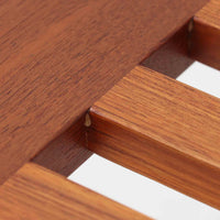 Hans J. Wegnerによってデザインされ、Andreas Tuck社が製造したこちらのセンターテーブルは、希少なチーク無垢材を贅沢に用いた北欧ビンテージ家具です。整然と並ぶスリット状の天板は、軽やかな印象と共に空間に抜け感を与え、視覚的にも機能的にも優れた構造美を感じさせます。幅70cmのコンパクトなサイズ感ながら、素材の質感や精緻な仕上げにウェグナーらしい美意識が宿り、空間に静かな存在感をもたらします。雑誌やトレイを使って工夫することで、リビングや書斎のテーブルとしても十分に活躍します。