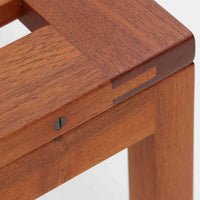 Hans J. Wegnerによってデザインされ、Andreas Tuck社が製造したこちらのセンターテーブルは、希少なチーク無垢材を贅沢に用いた北欧ビンテージ家具です。整然と並ぶスリット状の天板は、軽やかな印象と共に空間に抜け感を与え、視覚的にも機能的にも優れた構造美を感じさせます。幅70cmのコンパクトなサイズ感ながら、素材の質感や精緻な仕上げにウェグナーらしい美意識が宿り、空間に静かな存在感をもたらします。雑誌やトレイを使って工夫することで、リビングや書斎のテーブルとしても十分に活躍します。