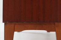 スウェーデンで製造されたヴィンテージのブックシェルフ。本体には深みのある美しいマホガニー材を使用し、縁や脚部にはナチュラルな風合いのビーチ材を組み合わせた、上品で洗練されたデザインが魅力です。特徴的なのは、上から下に向かって奥行が深くなる構造。視覚的な軽やかさを保ちながらも収納力を確保し、機能性とデザイン性を両立した作りになっています。脚部の緩やかな曲線が北欧家具らしいエレガントな印象を与え、インテリアに品のある温かみをプラスしてくれます。書籍やディスプレイアイテムを美しく収納できる、実用性とデザイン性を兼ね備えた一品。シンプルながらもこだわりを感じさせる北欧ヴィンテージ家具をお探しの方におすすめです。