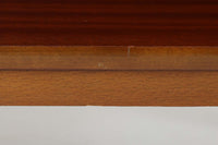 スウェーデンで製造されたヴィンテージのブックシェルフ。本体には深みのある美しいマホガニー材を使用し、縁や脚部にはナチュラルな風合いのビーチ材を組み合わせた、上品で洗練されたデザインが魅力です。特徴的なのは、上から下に向かって奥行が深くなる構造。視覚的な軽やかさを保ちながらも収納力を確保し、機能性とデザイン性を両立した作りになっています。脚部の緩やかな曲線が北欧家具らしいエレガントな印象を与え、インテリアに品のある温かみをプラスしてくれます。書籍やディスプレイアイテムを美しく収納できる、実用性とデザイン性を兼ね備えた一品。シンプルながらもこだわりを感じさせる北欧ヴィンテージ家具をお探しの方におすすめです。