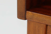 スウェーデンで製造されたヴィンテージのブックシェルフ。本体には深みのある美しいマホガニー材を使用し、縁や脚部にはナチュラルな風合いのビーチ材を組み合わせた、上品で洗練されたデザインが魅力です。特徴的なのは、上から下に向かって奥行が深くなる構造。視覚的な軽やかさを保ちながらも収納力を確保し、機能性とデザイン性を両立した作りになっています。脚部の緩やかな曲線が北欧家具らしいエレガントな印象を与え、インテリアに品のある温かみをプラスしてくれます。書籍やディスプレイアイテムを美しく収納できる、実用性とデザイン性を兼ね備えた一品。シンプルながらもこだわりを感じさせる北欧ヴィンテージ家具をお探しの方におすすめです。