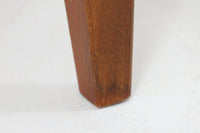 スウェーデンで製造されたヴィンテージのブックシェルフ。本体には深みのある美しいマホガニー材を使用し、縁や脚部にはナチュラルな風合いのビーチ材を組み合わせた、上品で洗練されたデザインが魅力です。特徴的なのは、上から下に向かって奥行が深くなる構造。視覚的な軽やかさを保ちながらも収納力を確保し、機能性とデザイン性を両立した作りになっています。脚部の緩やかな曲線が北欧家具らしいエレガントな印象を与え、インテリアに品のある温かみをプラスしてくれます。書籍やディスプレイアイテムを美しく収納できる、実用性とデザイン性を兼ね備えた一品。シンプルながらもこだわりを感じさせる北欧ヴィンテージ家具をお探しの方におすすめです。