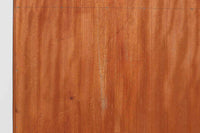 スウェーデンで製造されたヴィンテージのブックシェルフ。本体には深みのある美しいマホガニー材を使用し、縁や脚部にはナチュラルな風合いのビーチ材を組み合わせた、上品で洗練されたデザインが魅力です。特徴的なのは、上から下に向かって奥行が深くなる構造。視覚的な軽やかさを保ちながらも収納力を確保し、機能性とデザイン性を両立した作りになっています。脚部の緩やかな曲線が北欧家具らしいエレガントな印象を与え、インテリアに品のある温かみをプラスしてくれます。書籍やディスプレイアイテムを美しく収納できる、実用性とデザイン性を兼ね備えた一品。シンプルながらもこだわりを感じさせる北欧ヴィンテージ家具をお探しの方におすすめです。