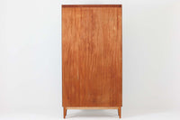 スウェーデンで製造されたヴィンテージのブックシェルフ。本体には深みのある美しいマホガニー材を使用し、縁や脚部にはナチュラルな風合いのビーチ材を組み合わせた、上品で洗練されたデザインが魅力です。特徴的なのは、上から下に向かって奥行が深くなる構造。視覚的な軽やかさを保ちながらも収納力を確保し、機能性とデザイン性を両立した作りになっています。脚部の緩やかな曲線が北欧家具らしいエレガントな印象を与え、インテリアに品のある温かみをプラスしてくれます。書籍やディスプレイアイテムを美しく収納できる、実用性とデザイン性を兼ね備えた一品。シンプルながらもこだわりを感じさせる北欧ヴィンテージ家具をお探しの方におすすめです。