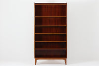 スウェーデンで製造されたヴィンテージのブックシェルフ。本体には深みのある美しいマホガニー材を使用し、縁や脚部にはナチュラルな風合いのビーチ材を組み合わせた、上品で洗練されたデザインが魅力です。特徴的なのは、上から下に向かって奥行が深くなる構造。視覚的な軽やかさを保ちながらも収納力を確保し、機能性とデザイン性を両立した作りになっています。脚部の緩やかな曲線が北欧家具らしいエレガントな印象を与え、インテリアに品のある温かみをプラスしてくれます。書籍やディスプレイアイテムを美しく収納できる、実用性とデザイン性を兼ね備えた一品。シンプルながらもこだわりを感じさせる北欧ヴィンテージ家具をお探しの方におすすめです。