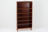 スウェーデンで製造されたヴィンテージのブックシェルフ。本体には深みのある美しいマホガニー材を使用し、縁や脚部にはナチュラルな風合いのビーチ材を組み合わせた、上品で洗練されたデザインが魅力です。特徴的なのは、上から下に向かって奥行が深くなる構造。視覚的な軽やかさを保ちながらも収納力を確保し、機能性とデザイン性を両立した作りになっています。脚部の緩やかな曲線が北欧家具らしいエレガントな印象を与え、インテリアに品のある温かみをプラスしてくれます。書籍やディスプレイアイテムを美しく収納できる、実用性とデザイン性を兼ね備えた一品。シンプルながらもこだわりを感じさせる北欧ヴィンテージ家具をお探しの方におすすめです。
