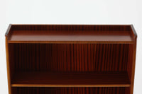 スウェーデンで製造されたヴィンテージのブックシェルフ。本体には深みのある美しいマホガニー材を使用し、縁や脚部にはナチュラルな風合いのビーチ材を組み合わせた、上品で洗練されたデザインが魅力です。特徴的なのは、上から下に向かって奥行が深くなる構造。視覚的な軽やかさを保ちながらも収納力を確保し、機能性とデザイン性を両立した作りになっています。脚部の緩やかな曲線が北欧家具らしいエレガントな印象を与え、インテリアに品のある温かみをプラスしてくれます。書籍やディスプレイアイテムを美しく収納できる、実用性とデザイン性を兼ね備えた一品。シンプルながらもこだわりを感じさせる北欧ヴィンテージ家具をお探しの方におすすめです。